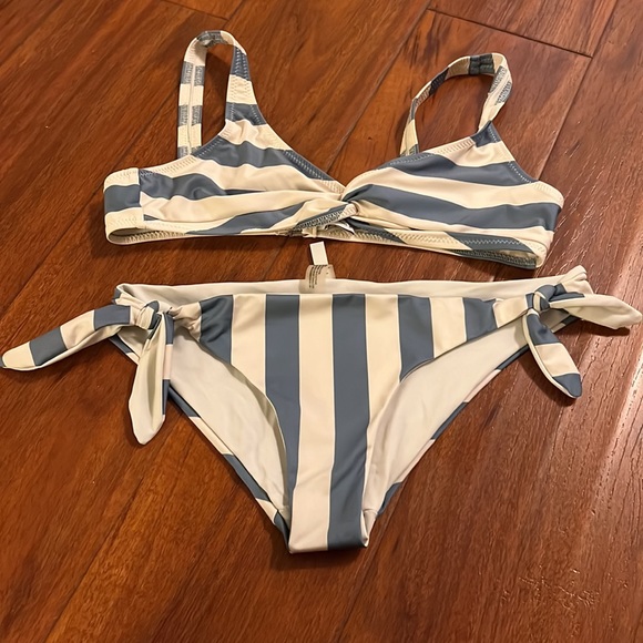 This versatile bottom (Small) and top (Medium) is perfect for every destination. - Picture 2 of 6